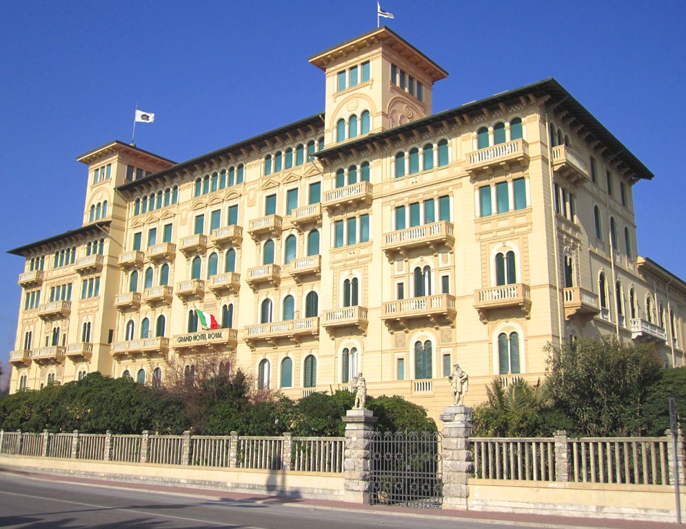 Viareggio, giovane trovato morto in hotel. "Si è gettato dalle scale"