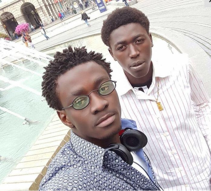 I due giovani migranti che hanno trovato il portafoglio (Ansa)