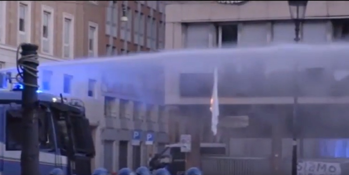 Roma, migranti sgomberati a piazza Indipendenza: bombole lanciate contro la polizia