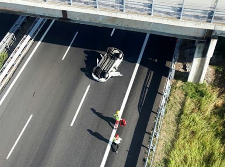 Incidente A27, Tir perde pezzi: auto si ribalta per evitarli