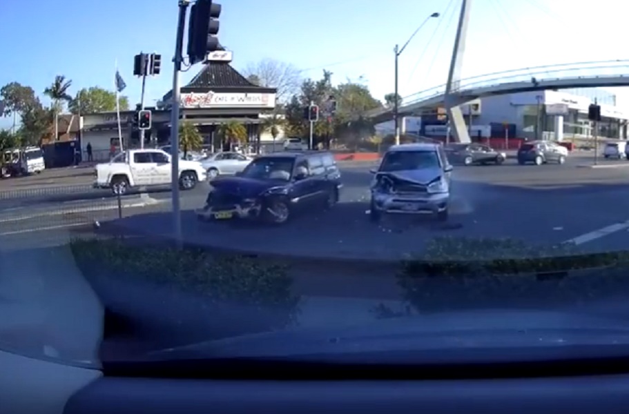 Scontro violentissimo tra due auto a Sydney. chi ha torto?