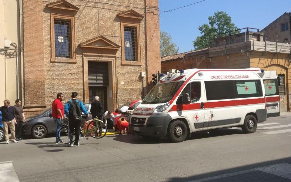 Gela: Nuccia Vullo muore travolta da auto pirata, la figlia di 6 anni in ospedale