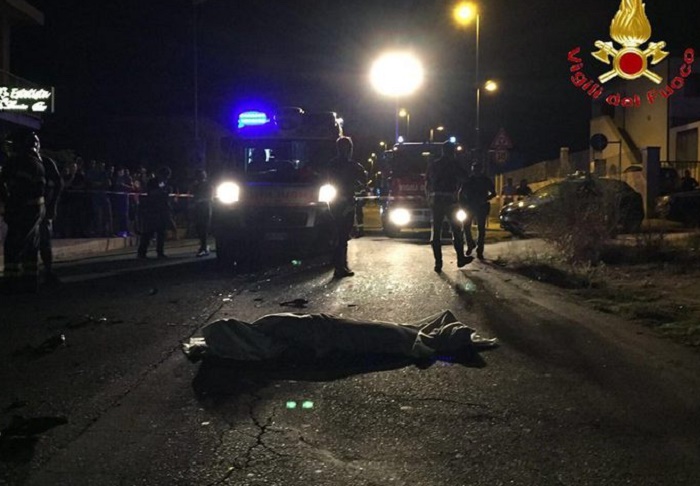 Torre Annunziata, incidente in autostrada A3: moto contromano, autista tranciato tra Napoli e Salerno. Auto a fuoco