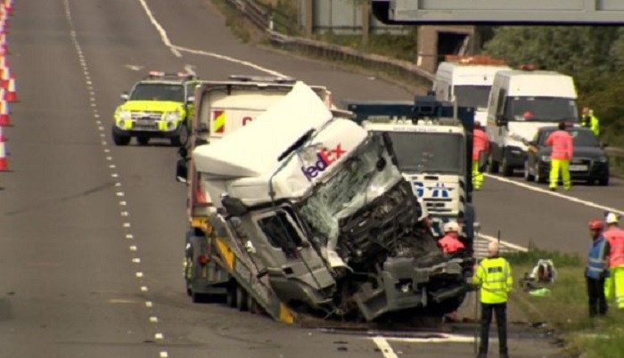 Inghilterra, incidente a Milton Keynes tra due camion e minibus: 8 morti, tra cui 1 bambino