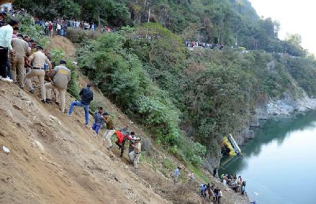 Frana travolge due autobus: recuperati sei corpi in India