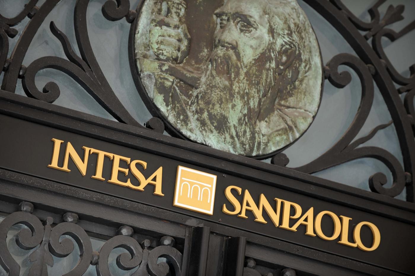 Intesa Sanpaolo, utili del secondo trimestre oltre le attese. Ma niente cedole extra
