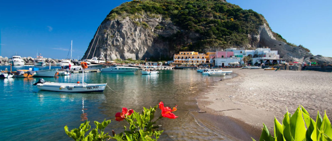 Terremoto, Ischia in saldo: prezzi e stracciati e sconti fino al 50% da alberghi e b&b