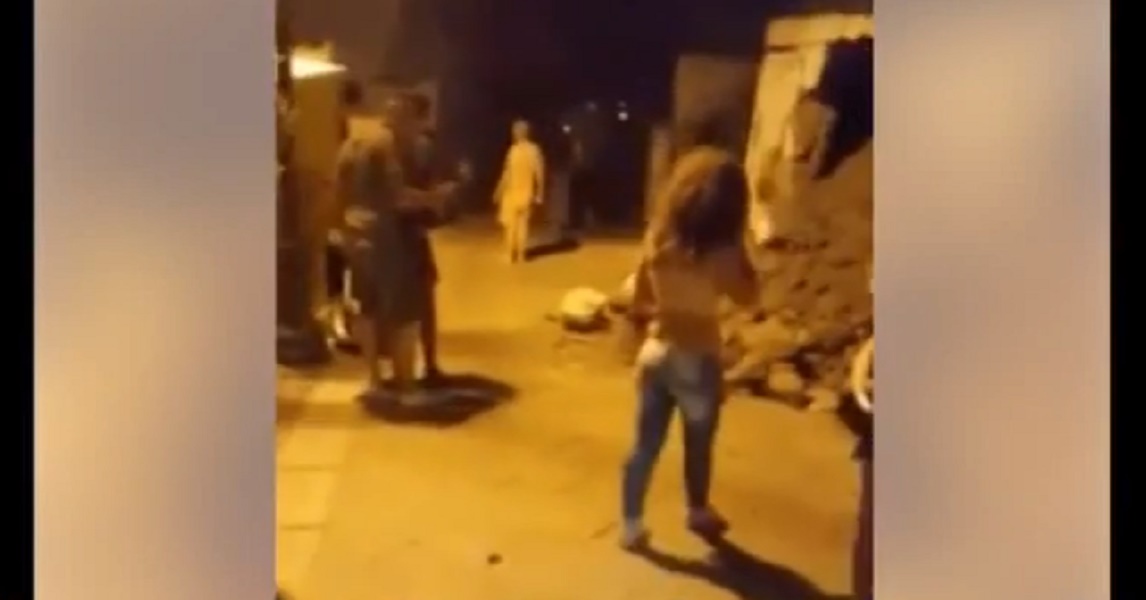 Terremoto Ischia, folla in strada dopo la scossa si aggira tra le case danneggiate