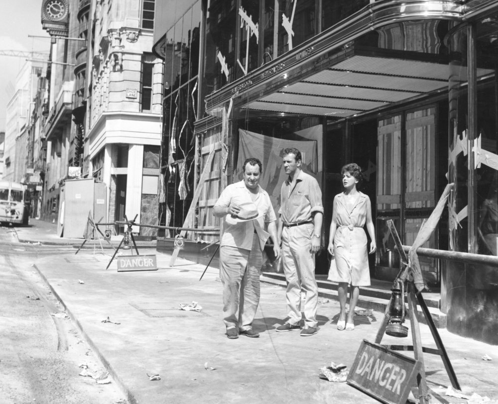 Brexit, balzo indietro di 50 anni: "Italiano, porti salame in valigia?" chiese al doganiere al giovane giornalista in pellegrinaggio nel tempio di Fleet street. Nella foto l'ingresso del Daily Express, durante le riprese di un film nel 1961