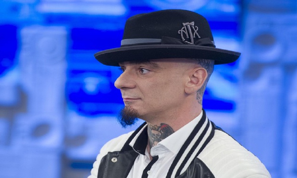 J-Ax, l'appello per il bassista degli Eagles of Death Metal: "Ha il cancro, aiutiamolo"