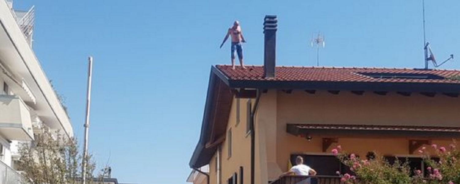 Jesolo, migrante si butta giù dal tetto di casa: è grave. La gente applaude e riprende