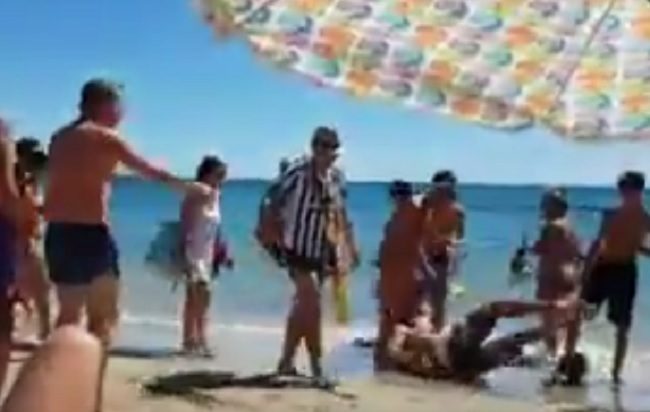 YOUTUBE Passa tifoso juventino al mare: tutti si buttano per terra "rigore, rigore"