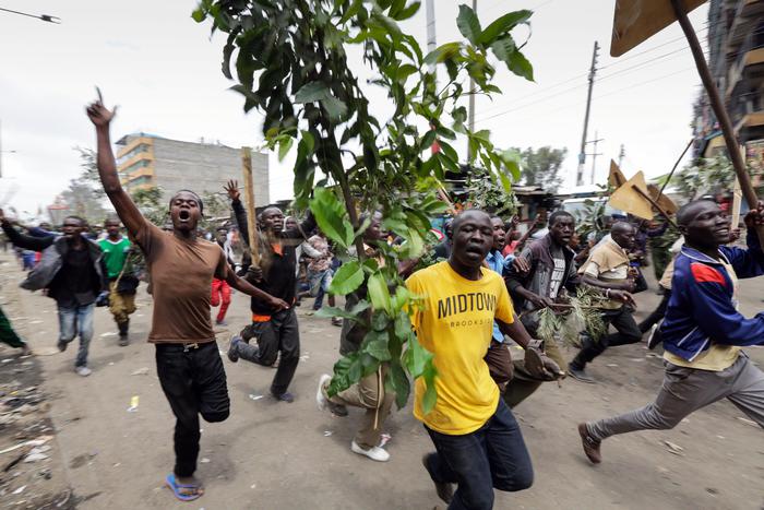 Elezioni in Kenya, Uhuru Kenyatta vince, Raila Odinga: "Brogli". Scontri nel Paese