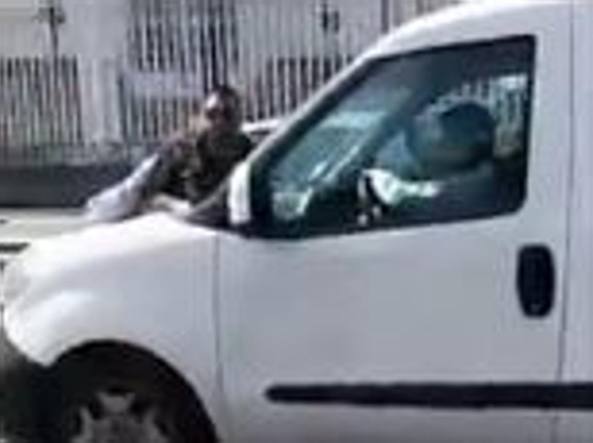 YOUTUBE Milano, si getta sul cofano di un furgone pensando sia rubato. Ma sbaglia mezzo