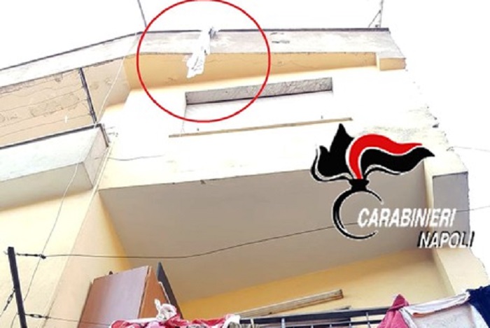 Ottaviano (Napoli): a 11 anni annoda lenzuola per calarsi da balcone, precipita ma si salva