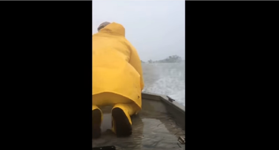 Houston, in barca a motore in autostrada dopo il passaggio dell'uragano Harvey