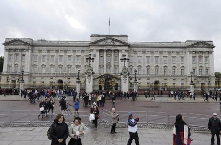 Buckingham Palace, Regina Elisabetta manda via i collaboratori