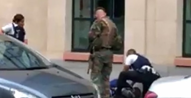 Londra, uomo con spada ferisce poliziotti fuori da Buckingham Palace: arrestato