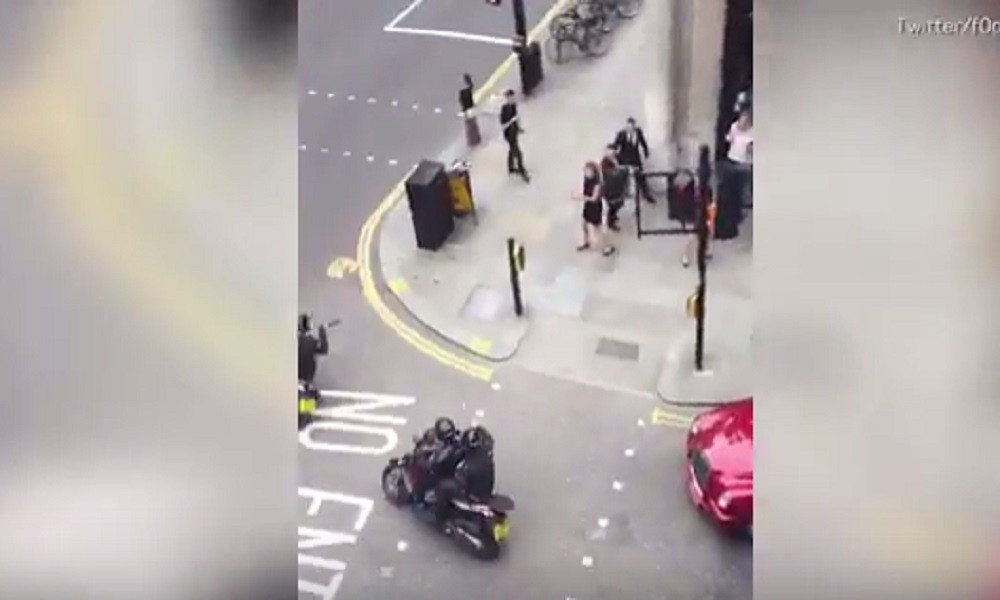 YOUTUBE Londra, rapina show in gioielleria: mazze, fumogeni e moto