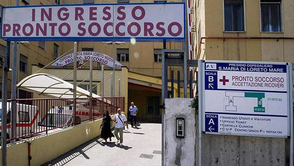 Loreto Mare e Cardarelli, ospedali inferno. L'ultima: 3 ore un cadavere nel bagno
