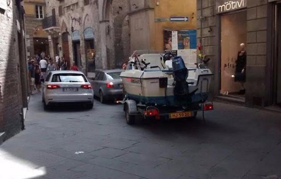 A "spasso" col motoscafo nel centro storico di Siena: FOTO finisce su Facebook