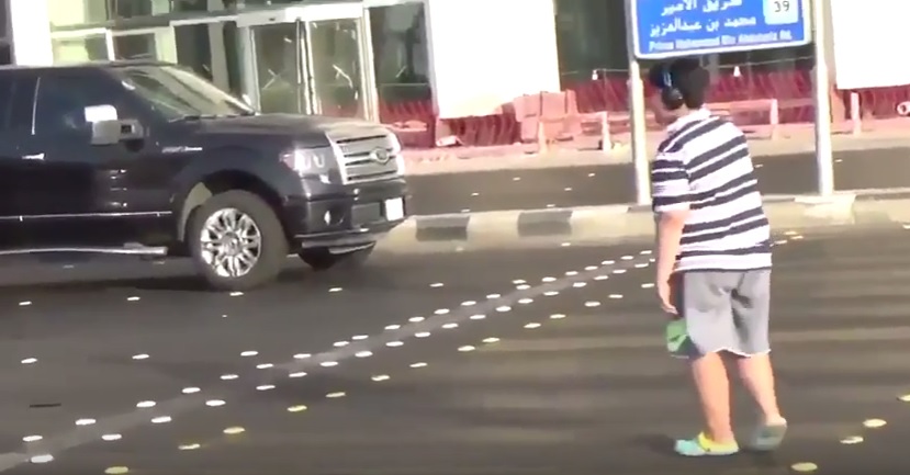 YOUTUBE Arabia Saudita, polizia arresta 14enne che balla la macarena al semaforo