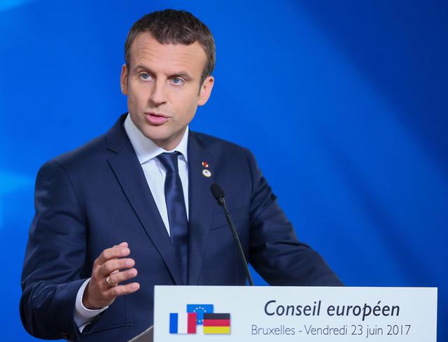 Francia, Emmanuel Macron crolla nei sondaggi: solo il 36% soddisfatto. Peggio di Hollande