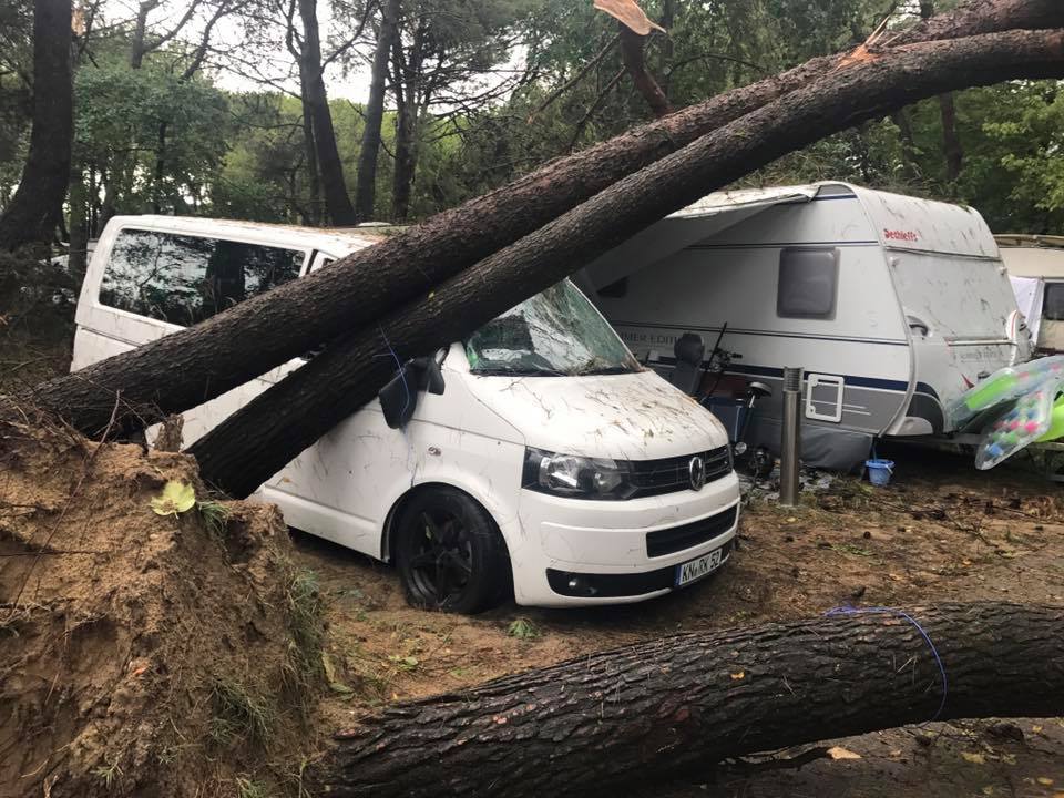 altempo Nord Italia: in Veneto tromba d'aria devasta campeggi