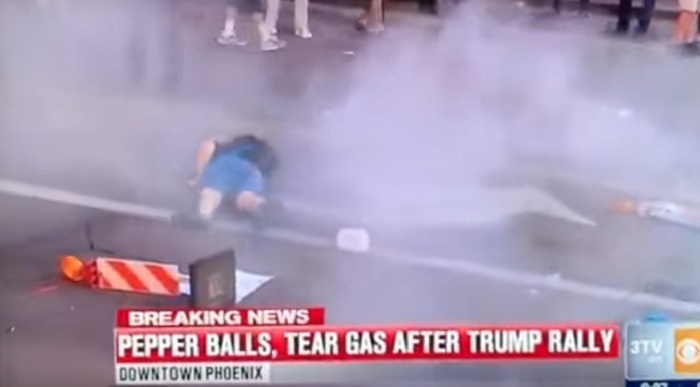 Phoenix, manifestante anti Trump, polizia gli spara...proprio lì nelle parti basse