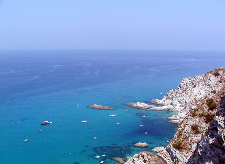 Ricadi (Vibo Valentia), Daniela Palazzetti, 21 anni, investita da un gommone in mare: è grave