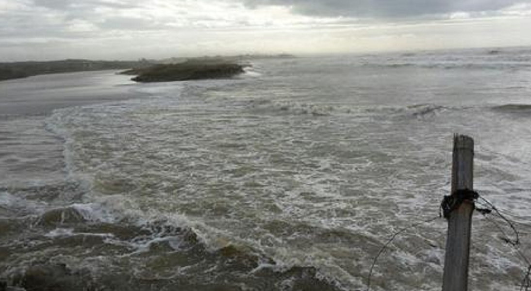 Si tuffa in mare per bagno notturno e scompare: corpo trascinato da mareggiata