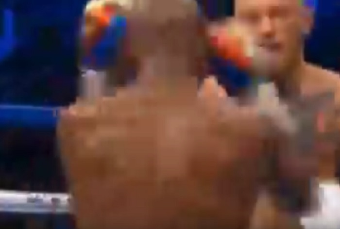 Floyd Mayweather batte Conor McGregor al decimo round