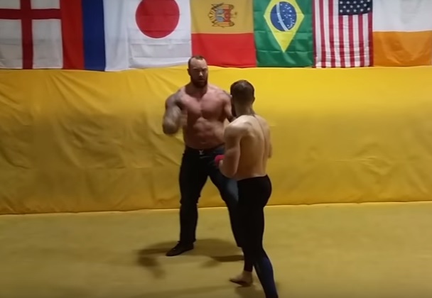 YOUTUBE Conor McGregor mise ko La Montagna di Games of Thrones