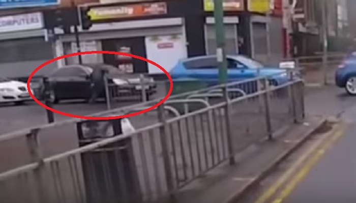 Birmingham: Mercedes investe pedone che attraversa la strada. E lo fa apposta