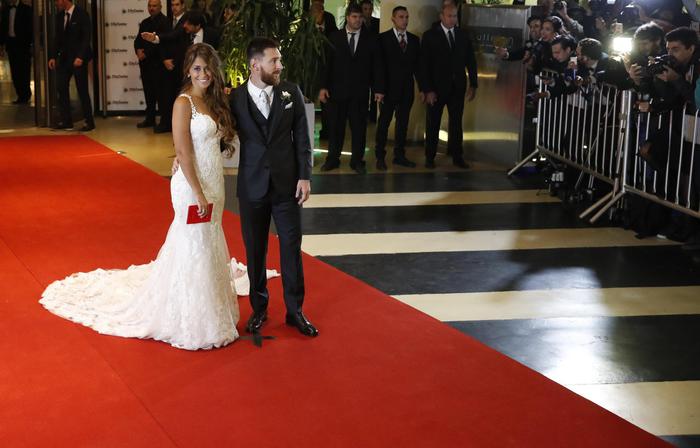 Lionel Messi e Antonella Roccuzzo, il regalo "miserabile" degli invitati vip Neymar, Piqué e co