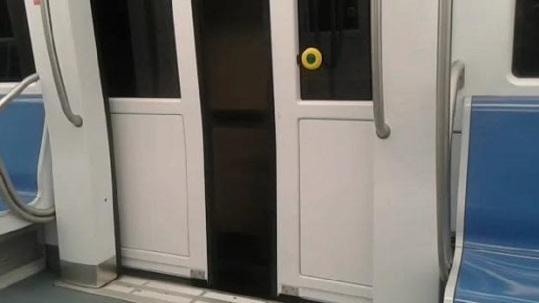Roma, metro B viaggia con una porta semi-spalancata: il VIDEO del passeggero