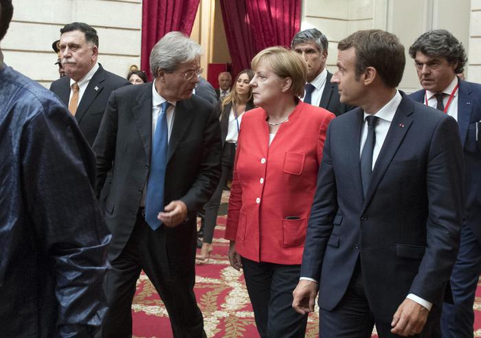 Migranti, a Parigi plauso per Gentiloni: "Lavoro Italia in Libia esempio perfetto"