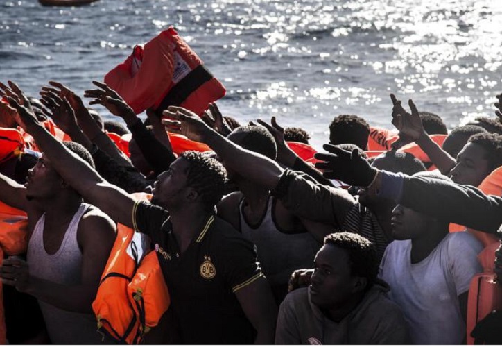 Migranti, ex testimone Ong : "Mai salvato nessuno che stesse morendo. E' gara ad arrivare primi"