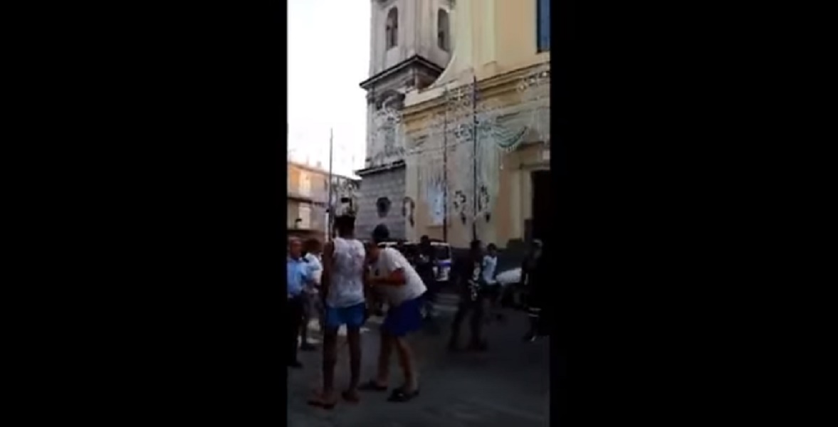 Casandrino (Napoli): rissa tra migranti e residenti. E c'è chi impugna le spranghe