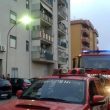 Jesolo, migrante si butta giù dal tetto di casa: è grave. La gente applaude e riprende