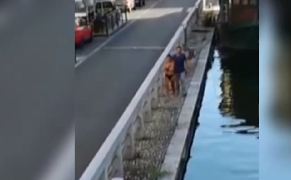 Milano, si tuffa in tolpess nei Navigli per fare un bagno VIDEO