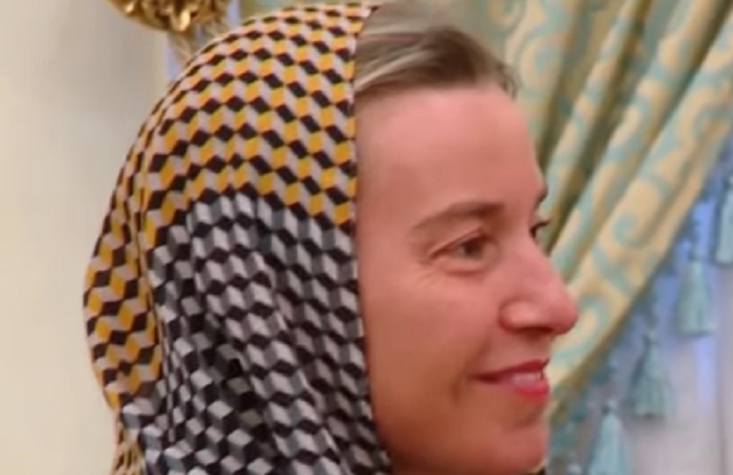 Mogherini in Iran col velo, polemiche: "Atto di sottomissione"