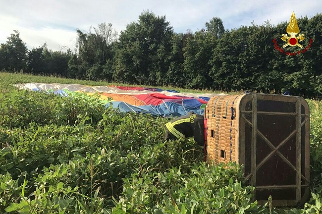 Padova, in mongolfiera per chiedere in nozze la fidanzata: precipitano