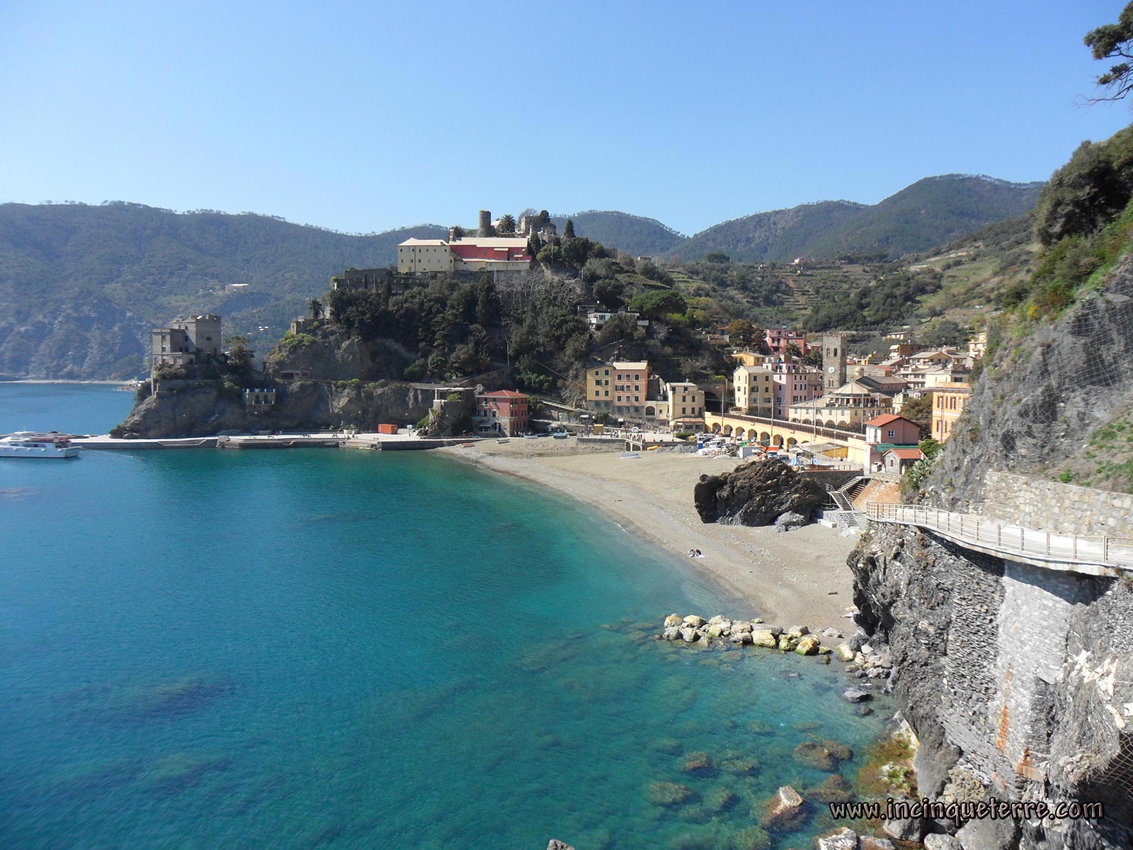 Monterosso, Cinque Terre: fanno pipì in mare dal molo. Multa da 3.300 euro
