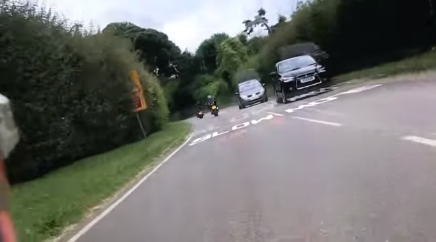 YOUTUBE Motociclista impenna, scivola e muore: polizia diffonde il video