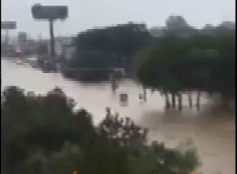 Uragano Harvey, la città è allagata e c'è chi gira sulle moto d'acqua