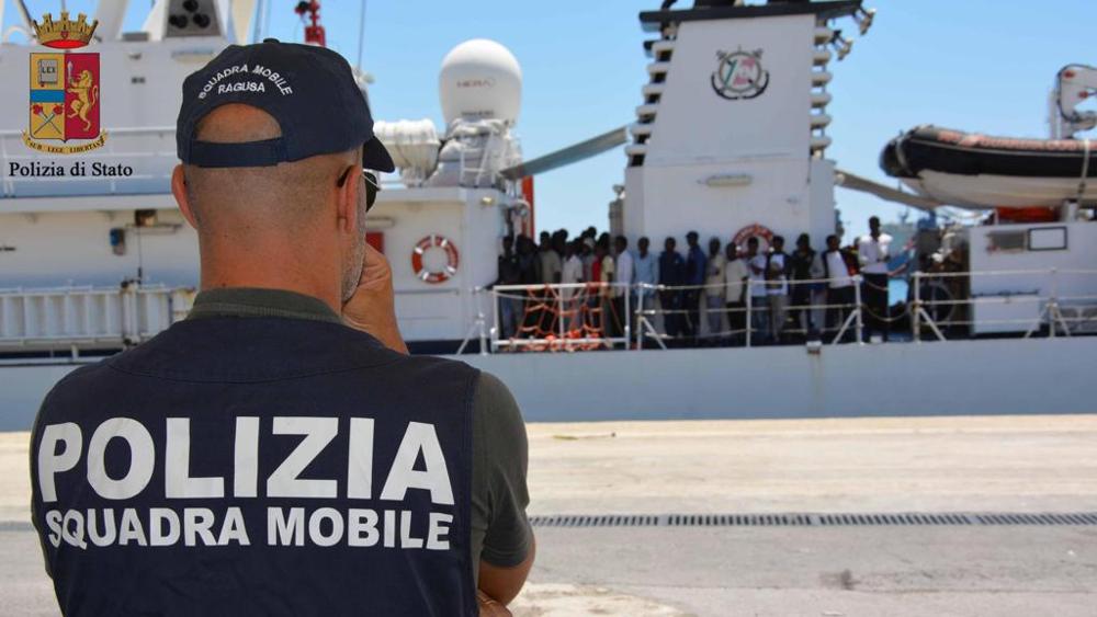 Migranti, Guardia Costiera ferma nave Ong. Indagine su contatti scafisti. No al codice perché...