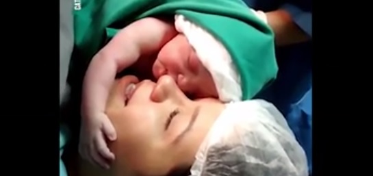 YOUTUBE Il bebè appena nato che non vuole lasciare la mamma