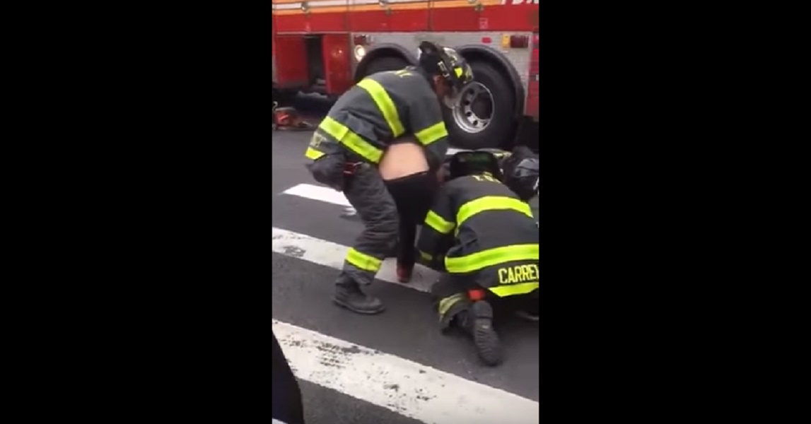 New York, attraversa strada. Gamba resta incastrata in una piccola voragine, intervengono i pompieri
