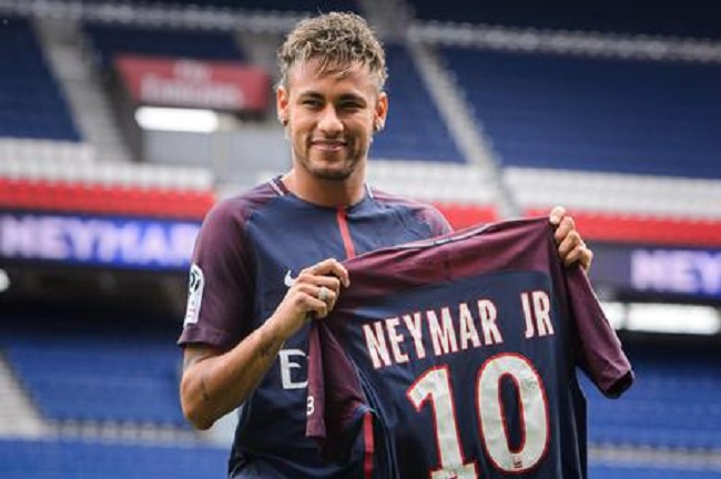 Neymar: "Non mi interessano i soldi". Prende 35 mln netti l'anno e ci prende in giro
